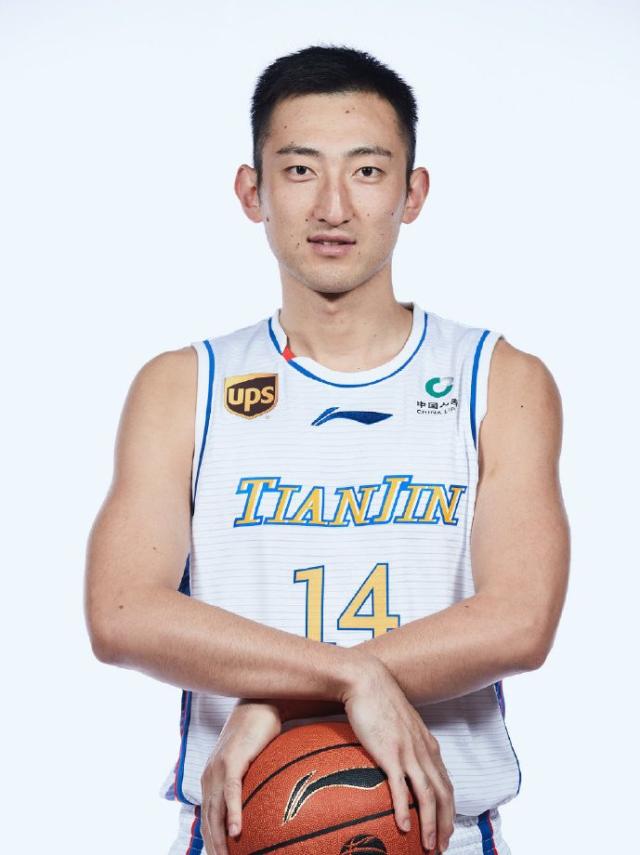 关于费耶诺德发布备战花絮；赛前队长鼓劲；CBA常规赛任务艰巨；控场能力受关注的信息