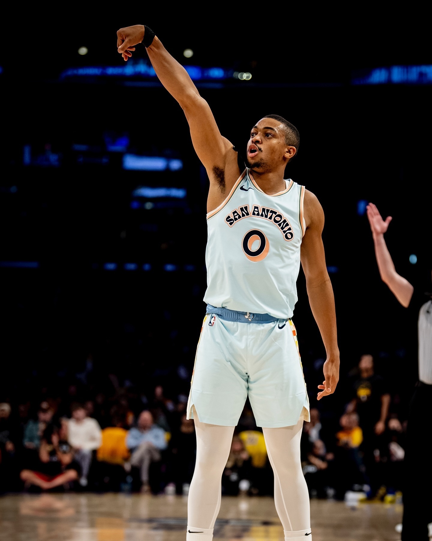 包含今夜体能课后，圣安东尼奥马刺战术微调备战CBA季后赛，悬念犹存，年轻球员得到机会的词条