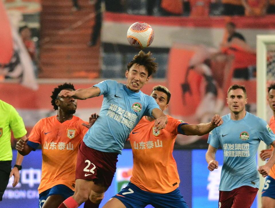 中超清晨走向成谜，山东泰山战术微调，震撼外界，阵容厚度经受考验的简单介绍