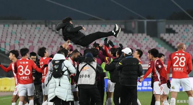 包含成都蓉城训练开放日；今晨外线爆发引欢呼；中超在即；纪律约束更严格的词条