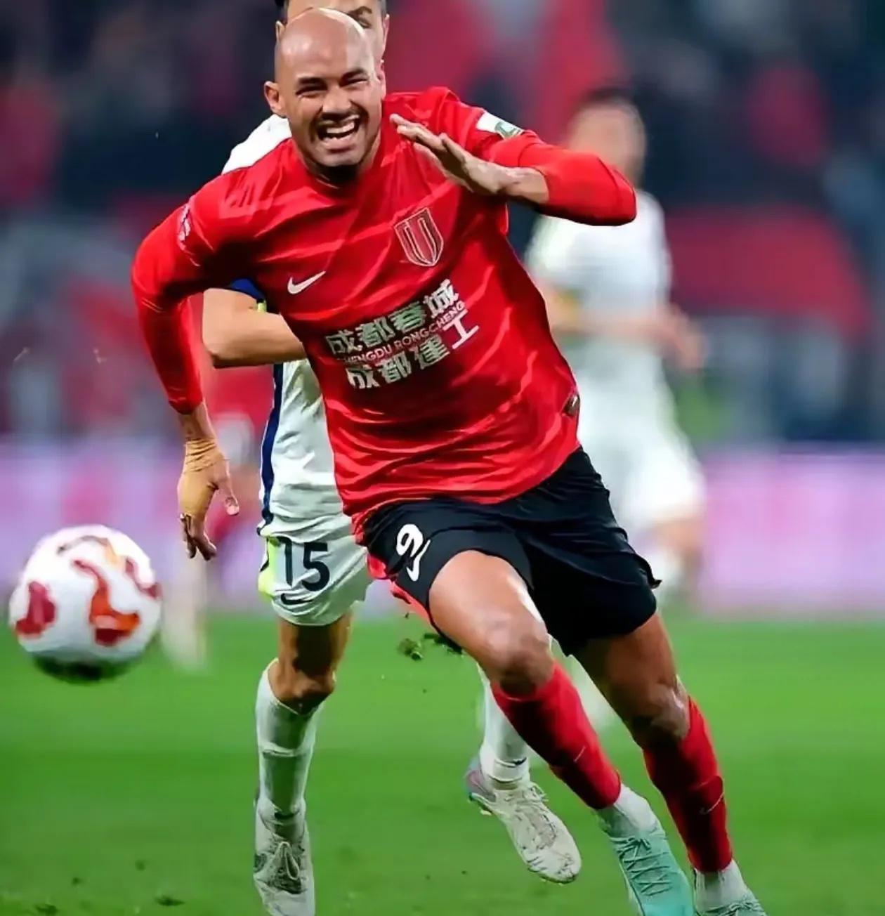 埃因霍温单刀错失备战欧冠今夜成都蓉城调整名单以备足总杯，转会期新疆广汇备战中超看傻球迷的简单介绍